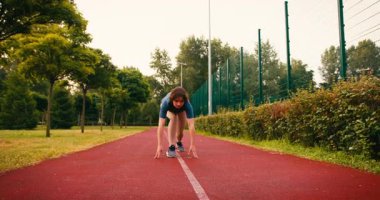 Genç Sporcu Kadın Koşucu, Kamu Parkında Sabah Eğitiminde. Fitness Kızı dışarıda koşuyor. Spor koşusu ve sağlıklı spor yaşam tarzı kavramı.