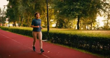 Genç Sporcu Kadın Koşucu, Kamu Parkında Sabah Eğitiminde. Fitness Kızı dışarıda koşuyor. Spor koşusu ve sağlıklı spor yaşam tarzı kavramı.