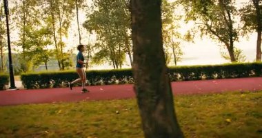 Genç Sporcu Kadın Koşucu, Kamu Parkında Sabah Eğitiminde. Fitness Kızı dışarıda koşuyor. Spor koşusu ve sağlıklı spor yaşam tarzı kavramı.