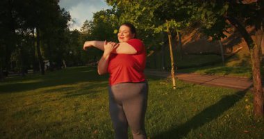 Vücut Portresi Pozitif Aşırı kilolu Kadın Sabah Şehir 'de Koşu Sporu Eğitiminden Önce Isınıyor.