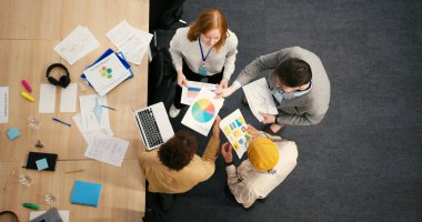 Çeşitli profesyoneller ofiste toplantı sırasında dinamik tartışmalara girerler. Çok ırklı çalışanlar, istatistiksel veri ve dizüstü bilgisayarlı belgeleri tablolara göre tutuyorlar