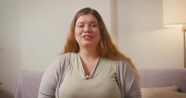 Şişman kadın el sallıyor. Yüzünde gülümsemeyle seyirciyi selamlıyor. Kadın kendi kilo verme blogunu işleten arkadaşça bir enerjiyle konuşmaya başladı