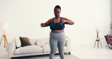 Ayrıca spor yapan Afrikalı Amerikalı bir kadın gövdesiyle kıvrılır. Kadın aşırı kilo vermeye çalışarak sağlıklı yaşam tarzını teşvik ediyor.