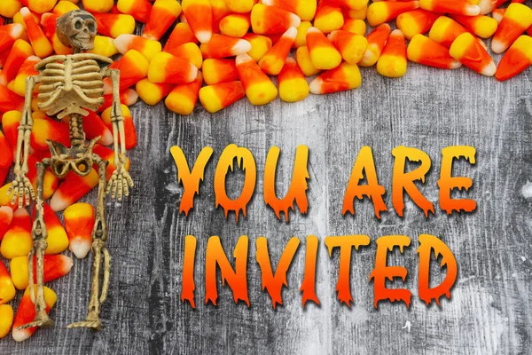 我们邀请你带着橙黄色的糖果玉米和骷髅 — 图库照片