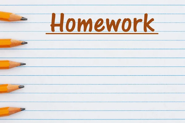 ノートブックの宿題メッセージは メッセージのコピースペースを持つ鉛筆で紙を支配 — ストック写真