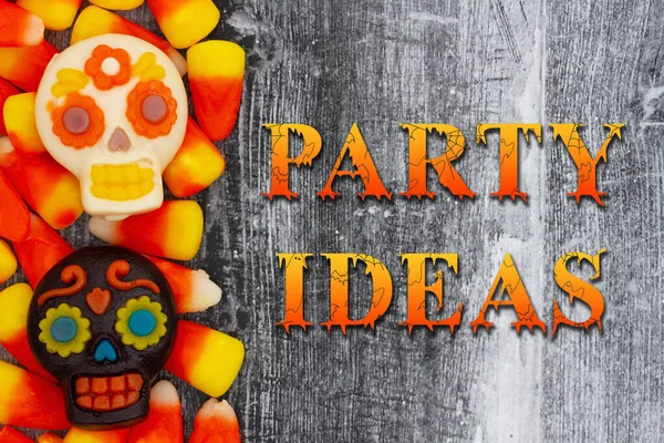 パーティーのアイデアのメッセージオレンジと黄色のキャンディーコーンと頭蓋骨 — ストック写真