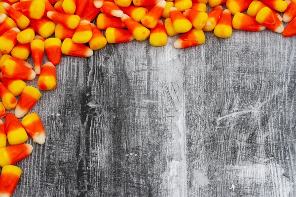 Cukierki Kukurydza Halloween Tło Drewna Wietrznego Dla Ciebie Cukierki Wiadomości — Zdjęcie stockowe