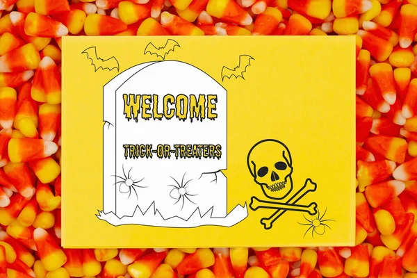 Καλώς Trick Treaters Ευχετήρια Κάρτα Πορτοκαλί Και Κίτρινο Καλαμπόκι Καραμέλα Εικόνα Αρχείου