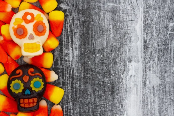 Snoep Maïs Met Schedels Halloween Achtergrond Met Verweerd Hout Voor — Stockfoto