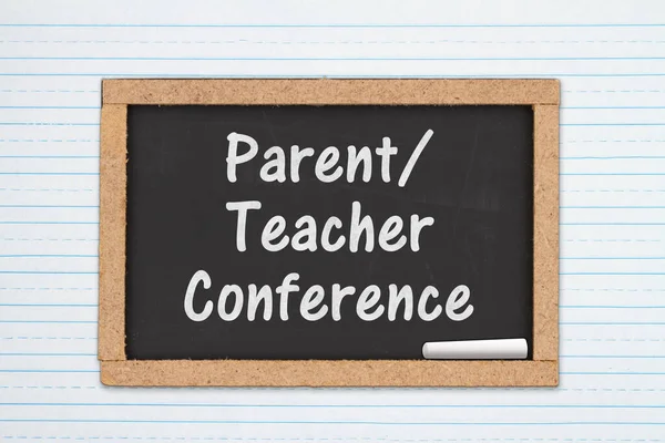 Komunikat Konferencji Dla Rodziców Tablicy Białym Podszytym Papierze — Zdjęcie stockowe