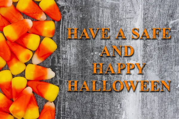 Tenha Uma Mensagem Halloween Segura Feliz Com Milho Doce Madeira — Fotografia de Stock