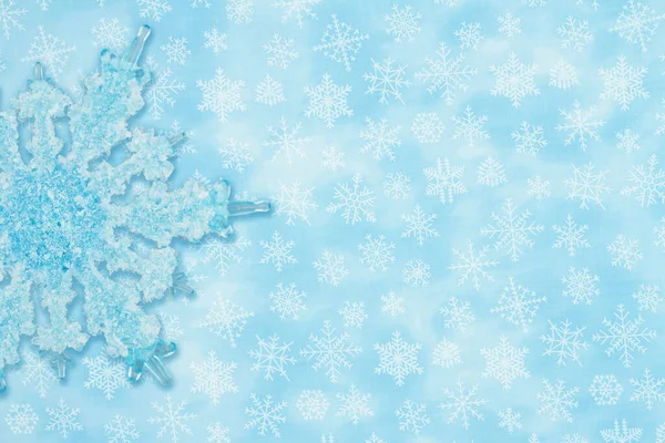 冬やクリスマスのメッセージのための雪の結晶冬の背景と青い雪の結晶 — ストック写真