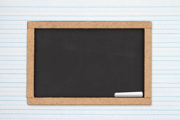 白线笔记本纸背景上的空白黑板 为您提供教育或学校信息 — 图库照片