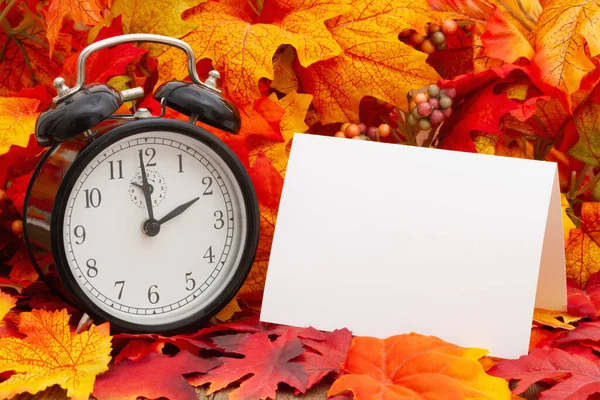 带有闹钟和落叶的空白贺卡 以适应你的时间变化或秋季时间信息 — 图库照片