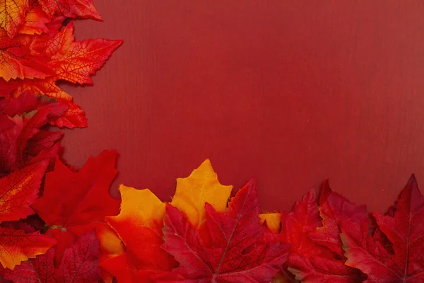 Mevsimlik Mesajınız Için Sonbahar Yaprakları Ahşap Arka Planda — Stok fotoğraf