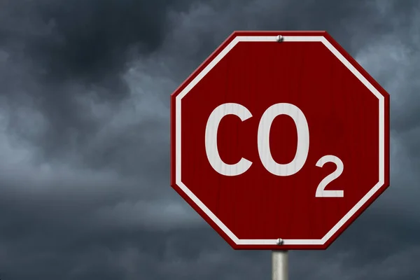 二氧化碳红色停车标志道路标志与暴雨的天空为环境信息 — 图库照片