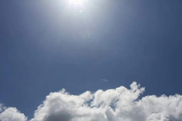 あなたのメッセージのためのコピースペースと雲の青い空のフレーム — ストック写真