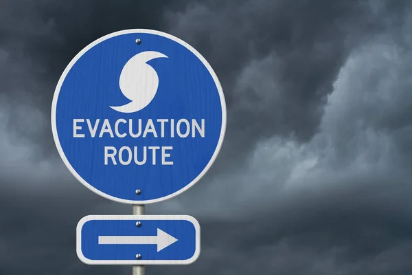 避難ルートハリケーンのための嵐の空と青の標識道路標識 — ストック写真