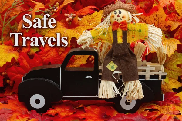 Safe Travels Üzenet Régi Retro Teherautó Őszi Levelek Egy Madárijesztő — Stock Fotó