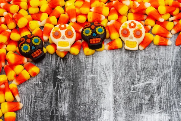 Candy Kukuřice Lebkami Halloween Pozadí Ošlehaným Dřevem Pro Vás Bonbóny — Stock fotografie