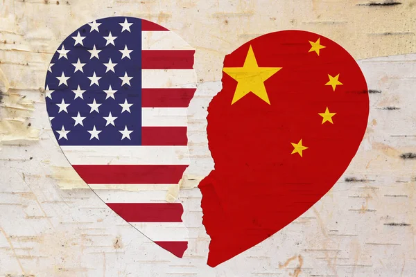 Banderas Americanas Chinas Corazón Roto Sobre Madera Envejecida — Foto de Stock