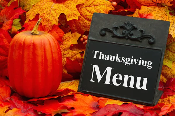 一个有落叶和南瓜的黑板上的感恩节菜单 — 图库照片