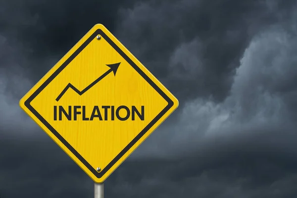 通货膨胀黄色警告标志与暴雨天警告经济信息 — 图库照片