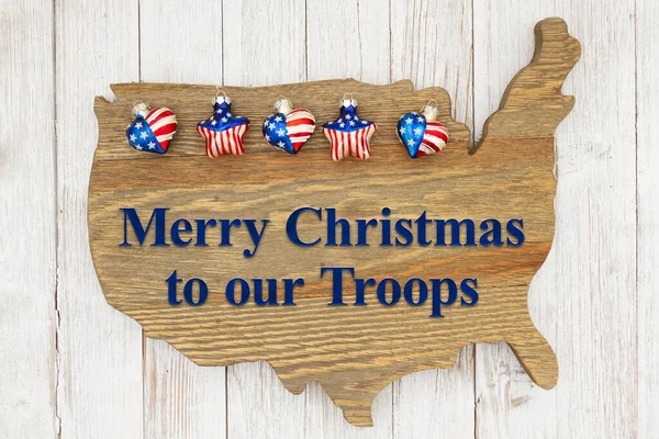 向我们的军队致以节日的祝贺 在风吹日晒的木头上 美国地图上的白板上挂着星星 免版税图库图片