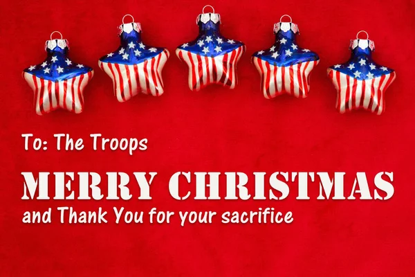 向我们的部队致以节日的祝贺 他们在红毛绒上挂上星光点缀 图库图片