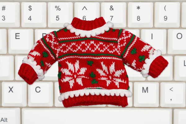 Χριστουγεννιάτικο Πουλόβερ Ένα Πληκτρολόγιο Για Online Μήνυμα Αγορών Διακοπών Σας — Φωτογραφία Αρχείου