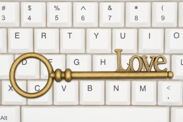 Gold Skelet Sleutel Met Liefde Een Toetsenbord Voor Online Dating — Stockfoto