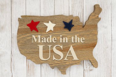 Amerikan mesajında yıpranmış ahşap ABD haritasında yıldızlarla beyazlatılmış boya.