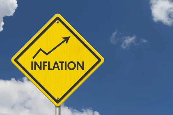 Placa Amarela Estrada Precaução Inflação Com Céu Para Mensagem Econômica — Fotografia de Stock