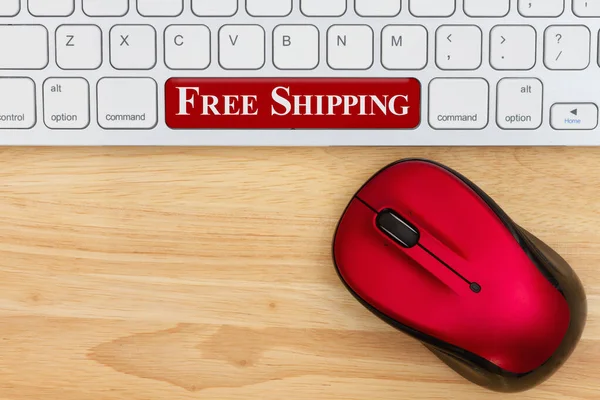 免费送货邮件 红色鼠标和键盘在木桌上为您的网上购物信息 — 图库照片