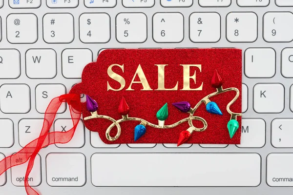Verkauf Rote Weihnachtsbeleuchtung Geschenkanhänger Auf Einer Tastatur Für Ihren Urlaub — Stockfoto