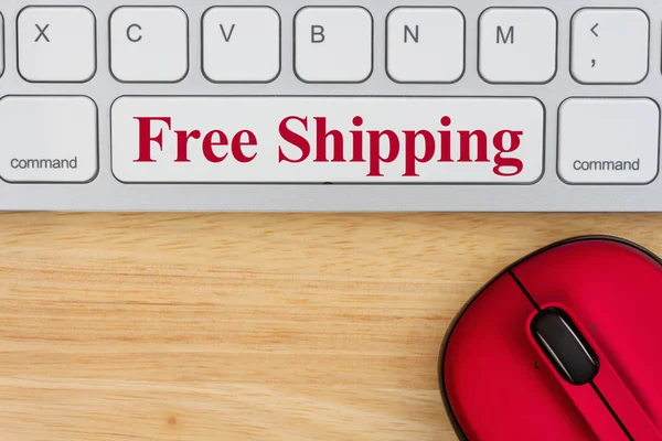 免费送货邮件 红色鼠标和键盘在木桌上为您的网上购物信息 — 图库照片