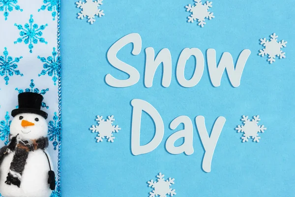 Sněžný Den Sněhulákem Modrými Sněhovými Vločkami Modré — Stock fotografie