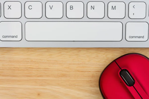 あなたのオンラインメッセージのための木製の机の上にキーボードを持つ赤いマウス — ストック写真
