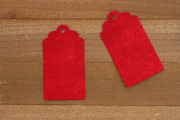 经风吹日晒的木头上贴上空白红色礼品标签 以传达节日购物讯息 — 图库照片