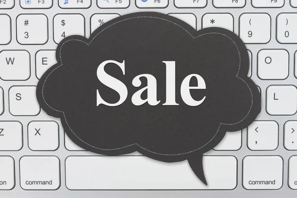 键盘上的黑板语音泡沫上的销售信息 用于在线购物信息 — 图库照片