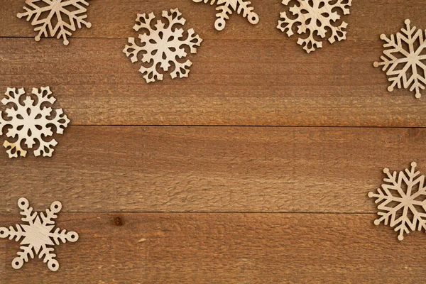 Деревянные Снежинки Выветриваемом Фоне Отдыха Вашего Зимнего Сезонного Сообщения — стоковое фото