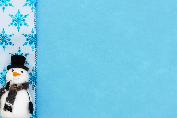 Снеговик Голубые Снежинки Фоне Материального Праздника Вашего Зимнего Сезонного Сообщения — стоковое фото