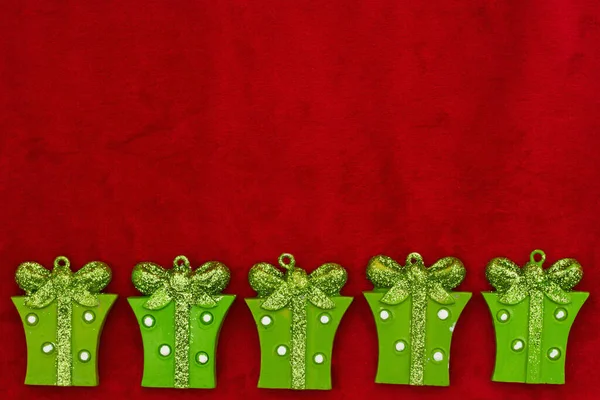 红色长毛绒的圣诞背景上的绿色圣诞礼物 用来传达你的冬季或季节性信息 — 图库照片