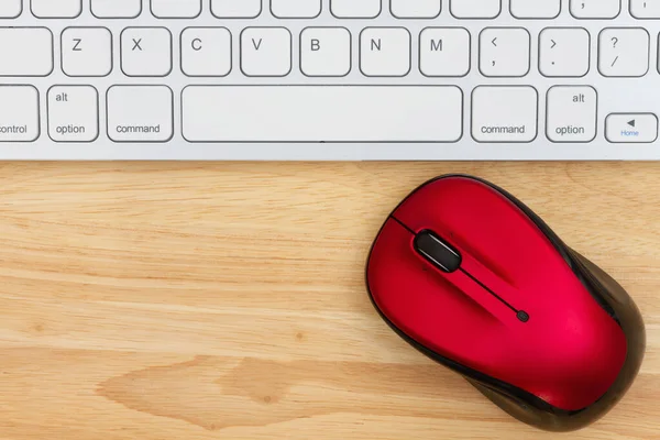あなたのオンラインメッセージのための木製の机の上にキーボードを持つ赤いマウス — ストック写真