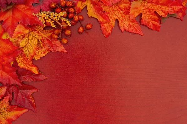 Mevsimlik Mesajınız Için Sonbahar Yaprakları Ahşap Arka Planda — Stok fotoğraf