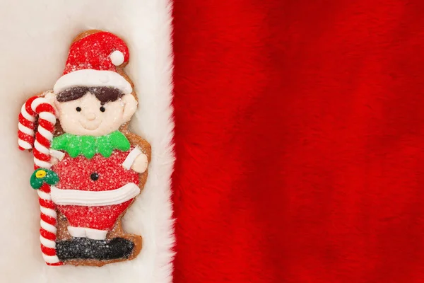 可爱的姜饼小精灵在红色的毛绒材料假日背景为您的冬季或季节讯息 — 图库照片