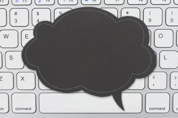 Bolha Fala Chalkboard Branco Isolada Teclado Para Sua Mensagem Online — Fotografia de Stock