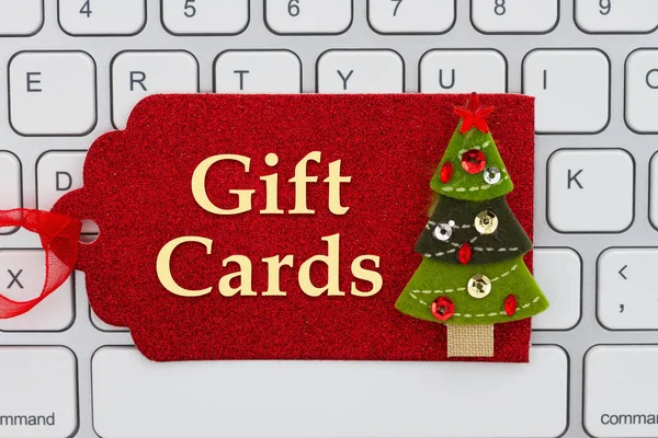 크리스마스 트리가 태그에 온라인 메시지를 키보드에 크리스마스 카드가 — 스톡 사진
