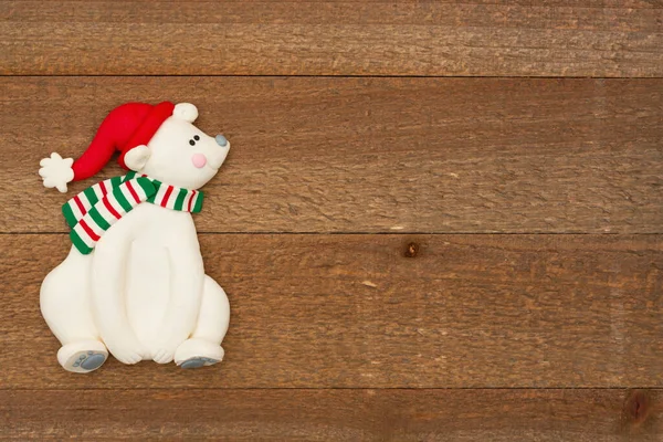 可爱的圣诞老人在风吹日晒的木材假日背景下给您的冬季或季节讯息 — 图库照片