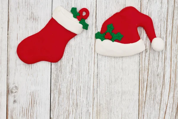 圣诞礼帽和圣诞长袜的风吹日晒的木材假日背景为您的冬季或季节讯息 — 图库照片